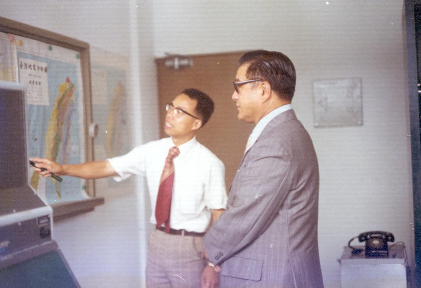 1975-06-30 教育部長蔣彥士參觀地震組