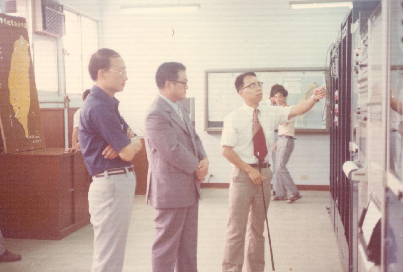 1975-06-30 教育部長蔣彥士參觀地震組
