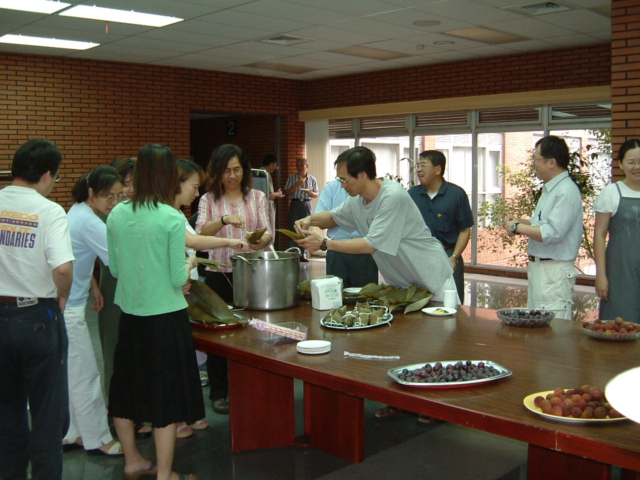 2003-06-12 SARS後的第一次 Coffee Time-陳國誠先生升等為副研究員大請客